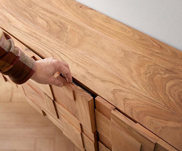 Komoda Puzzle 175 cm přírodní akácie 3 dvířka šikmá podnož nerezová ocel - Image 5