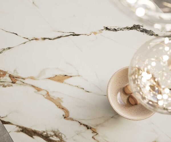 Jídelní stůl Edge keramika Calacatta Luxe bílá-zlatá-šedá 200-300x100 cm, křížová kovová černá podnož, rozkládací - Image 3