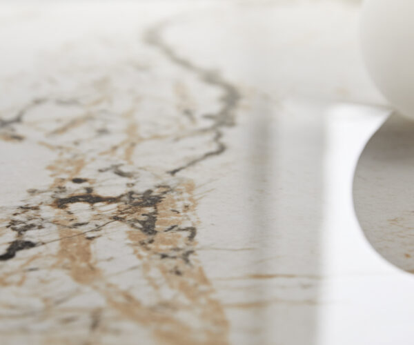 Jídelní stůl Edge keramika Minas Melange bílá-béžová 200-300x100 cm, kovová podnož s efektem titanu, rozkládací - Image 3