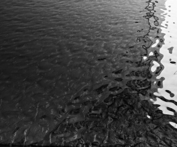 Jídelní stůl Edge reliéfní sklo kouřově černé 3D design 300x100 Infinity kov černý - Image 3