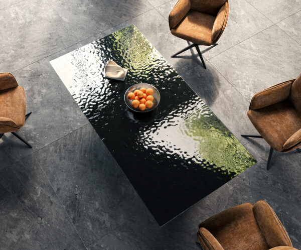 Jídelní stůl Edge 200x100 texturované sklo kouřově černé 3D design V-rám plochý černý - Image 5