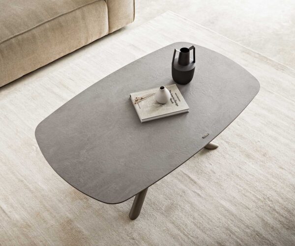 Konferenční stolek Sarita 120x70 cm keramika aspetto concreto betonově zbarvený kovový rám s efektním titanovým povrchem - Image 5