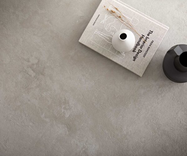 Konferenční stolek Vibana 140x80 cm keramika aspetto concreto betonově zbarvený kovový rám s efektním titanovým povrchem - Image 3