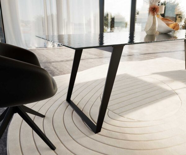 Jídelní stůl Edge reliefní sklo kouřově černé 3D design 300x100 šikmé nohy kov černý - Image 6