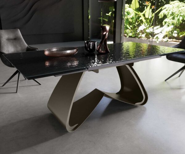 Jídelní stůl Edge reliéfní sklo kouřově černé 3D design 200-300x100 s podstavcem kovový efekt titan rozkládací - Image 5