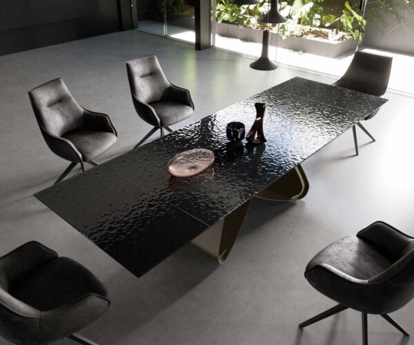 Jídelní stůl Edge reliéfní sklo kouřově černé 3D design 200-300x100 s podstavcem kovový efekt titan rozkládací - Image 4