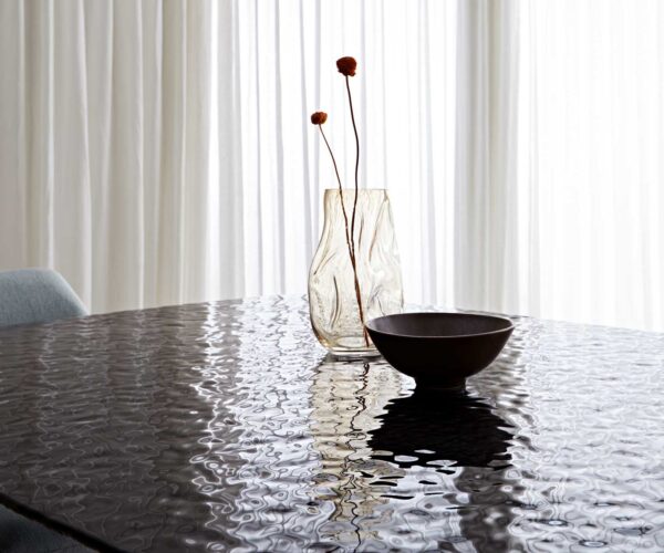 Jídelní stůl Edge lodě tvarované reliéfní sklo kouřově černé 3D design 240x120 pavoučí plochý kov černý - Image 8