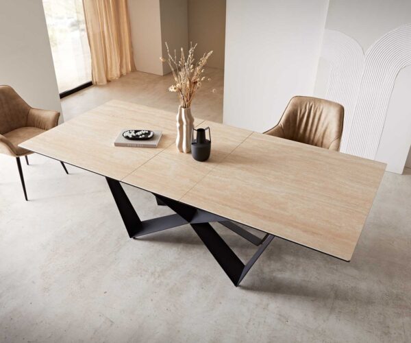 Jídelní stůl Edge keramický, travertinová barva, 180-220x100 cm, černá kovová noha ve tvaru pavouka, rozkládací - Image 5