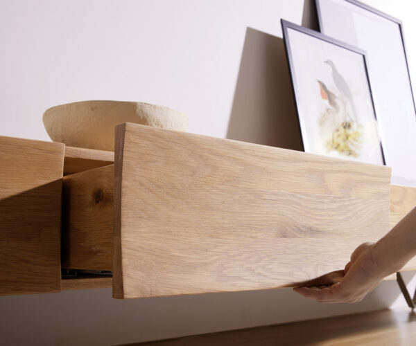 TV stolek Wyatt 220 cm přírodní dub 4 zásuvky nohy ve tvaru V kov černý - Image 3