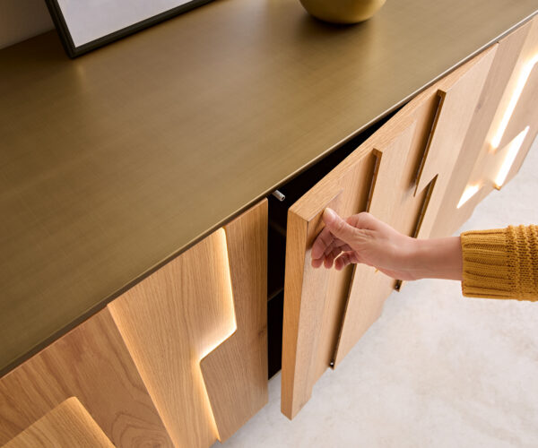 Komoda Taka 200 cm metalická zlatá 4 dveře akrylové nohy - Image 5