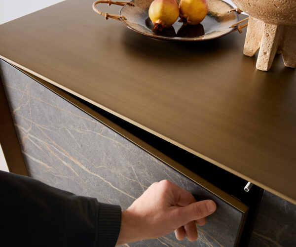 Komoda Yori 200 cm metalická zlatá 2 dveře 3 zásuvky akrylové nohy keramika Laminam® Noir Desir hnědá - Image 6