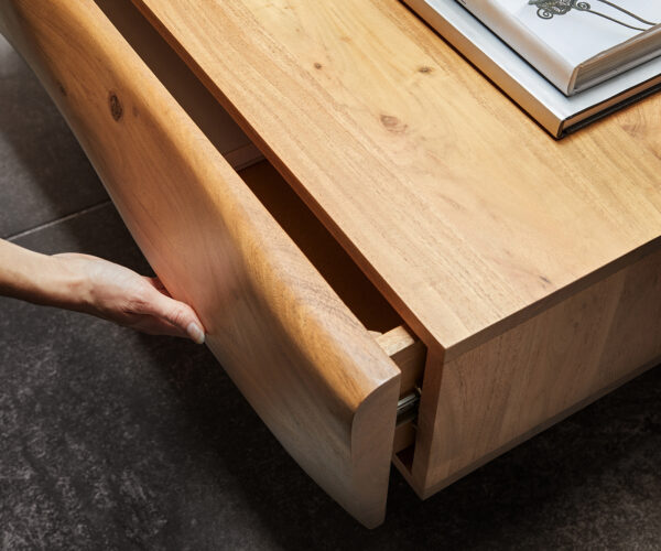 Konferenční stolek New Live-Edge 80x60 cm přírodní akácie, 2 zásuvky, pojezdový rám z nerezové oceli, broušený - Image 5