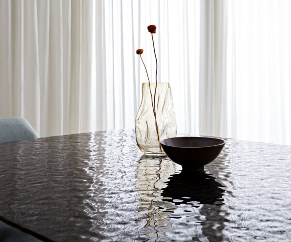 Jídelní stůl Edge lodní tvar 240x120 texturované sklo kouřově černé 3D design Cono kovově stříbrné - Image 5
